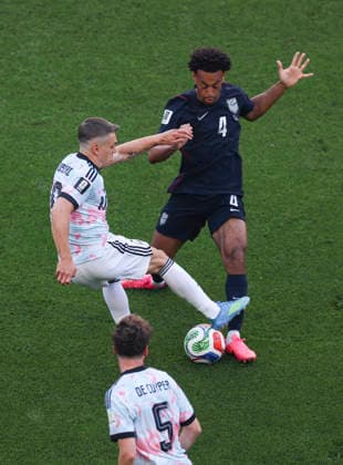 (260707) -- SEATTLE, July 7, 2026 -- Leandro Trossard (L, top) of Belgium vies with Tyler Adams (R, top) of the United States during the round of 16 match between the United States and Belgium at the 2026 FIFA World Cup, WM, Weltmeisterschaft, Fussball at Seattle Stadium in Seattle, the United States, July 6, 2026. ) (SP)U.S.-SEATTLE-FOOTBALL-FIFA WORLD CUP-ROUND OF 16-USA VS BEL BaixXuefei 