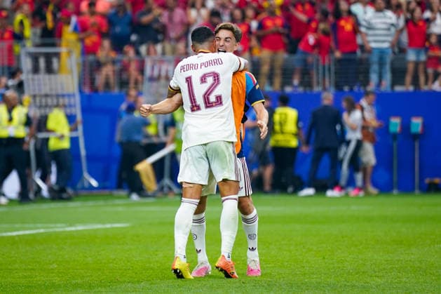 USA: Fussball FIFA World Cup, WM, Weltmeisterschaft, Fussball 2026, Achtelfinale - Spanien vs Portugal - AT&T Stadium (Dallas Stadium) in Arlington: Freude, Emotionen, Jubel bei dem spanischen Team nach dem Sieg. Pedro Porro (Spanien 12) *** USA Soccer 2026 FIFA World Cup, Round of 16: Spain vs. Portugal at AT&T Stadium in Dallas (Arlington). Joy, excitement, and celebration among the Spanish team after the victory. Pedro Porro, Spain 12 Copyright: xJOERANxSTEINSIEKx