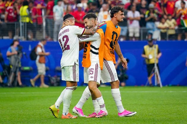 USA: Fussball FIFA World Cup, WM, Weltmeisterschaft, Fussball 2026, Achtelfinale - Spanien vs Portugal - AT&T Stadium (Dallas Stadium) in Arlington: Freude, Emotionen, Jubel bei dem spanischen Team nach dem Sieg. Pedro Porro (Spanien 12) Alex Baena (Spanien 15) *** USA Soccer 2026 FIFA World Cup, Round of 16: Spain vs. Portugal at AT&T Stadium in Dallas, Arlington—Joy, excitement, and celebration among the Spanish team after the victory. Pedro Porro (Spain 12), Alex Baena (Spain 15) Copyright: xJOERANxSTEINSIEKx