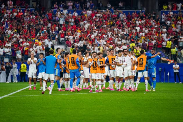 USA: Fussball FIFA World Cup, WM, Weltmeisterschaft, Fussball 2026, Achtelfinale - Spanien vs Portugal - AT&T Stadium (Dallas Stadium) in Arlington: Freude, Emotionen, Jubel bei dem spanischen Team nach dem Sieg. *** USA Soccer FIFA World Cup 2026, Round of 16: Spain vs. Portugal at AT&T Stadium in Dallas (Arlington). Joy, excitement, and celebration among the Spanish team after their victory. Copyright: xJOERANxSTEINSIEKx