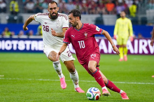 USA: Fussball FIFA World Cup, WM, Weltmeisterschaft, Fussball 2026, Achtelfinale - Spanien vs Portugal - AT&T Stadium (Dallas Stadium) in Arlington: Bernardo Silva (Portugal 10) Borja Iglesias (Spanien 26) *** USA Soccer 2026 FIFA World Cup, Round of 16: Spain vs. Portugal at AT&T Stadium in Dallas, Arlington; Bernardo Silva (Portugal) 10, Borja Iglesias (Spain) 26 Copyright: xJOERANxSTEINSIEKx
