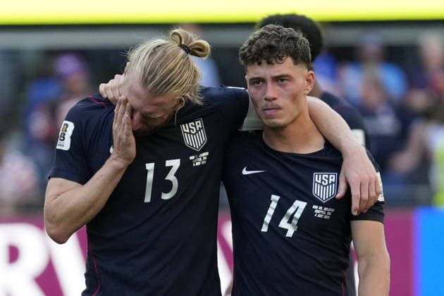 FIFA World Cup, WM, Weltmeisterschaft, Fussball 2026 - Round of 16 - USA vs Belgium Tim Ream (L) and Sebastian Berhalter of USA comfort each other after losing the FIFA World Cup 2026 Round of 16 match USA against Belgium, in Seattle, Washington, USA, 06 July 2026. SEATTLE United States  Copyright: xSTEPHENxBRASHEARx