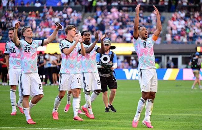 Belgium s Alexis Saelemaekers, Belgium s Charles De Ketelaere, Belgium s Nathan Ngoy and Belgium s Youri Tielemans celebrate after winning a soccer game between the USA and Belgian national team, Nationalteam Red Devils, on Monday 06 July 2026, at the Seattle Field, in Seattle, a 1 8 finals game in the FIFA World Cup, WM, Weltmeisterschaft, Fussball 2026. DIRKxWAEM  x180555400x