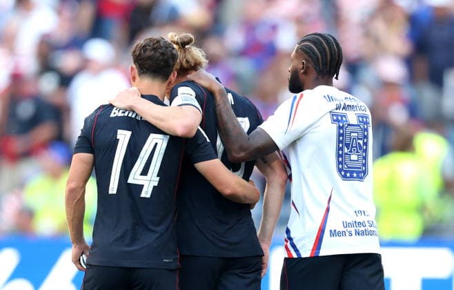 FIFA World Cup, WM, Weltmeisterschaft, Fussball 2026 - Round of 16 - USA vs Belgium US team captain Tim Ream (C) and teammates react after the FIFA World Cup 2026 Round of 16 match USA against Belgium, in Seattle, USA, 06 July 2026. The US team lost 1-4. SEATTLE United States  Copyright: xCHRISTOPHERxTORRESx