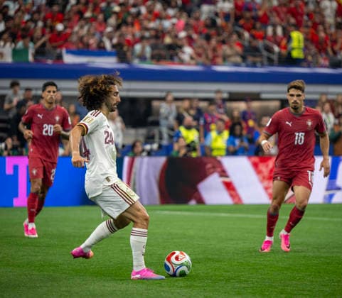 July 6, 2026, Arlington, Texas, USA: Spain player 24 Def MARC CUCURELLA dribbling between Portugal players 20 Def JOAO CANCELO and 18 Fwd PEDRO NETO World Cup 2026: RD 16: Portugal Vs Spain 0-1  - ZUMAm147 20260706_zap_m147_022 Copyright: xHossxMcBainx