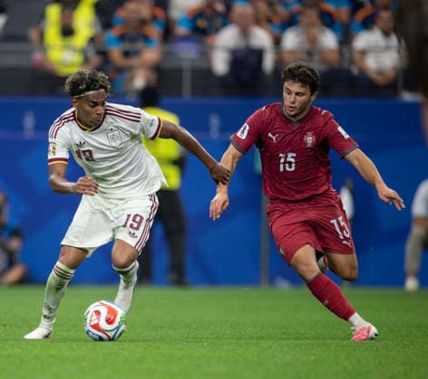 July 6, 2026, Arlington, Texas, USA: Spain player 19 Fwd LAMINE YAMAL with the ball Portugal player 15 Mid JOAO NEVES attempting a steal World Cup 2026: RD 16: Portugal Vs Spain 0-1  - ZUMAm147 20260706_zap_m147_032 Copyright: xHossxMcBainx