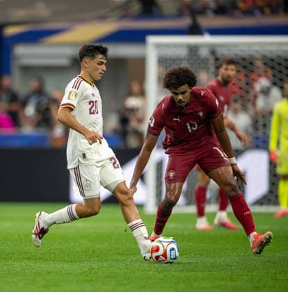 July 6, 2026, Arlington, Texas, USA: Spain player 20 Mid PEDRI and Portugal player 19 Mid GONCALO GUEDES fighting for the ball Arlington USA - ZUMAm147 20260706_zap_m147_027 Copyright: xHossxMcBainx