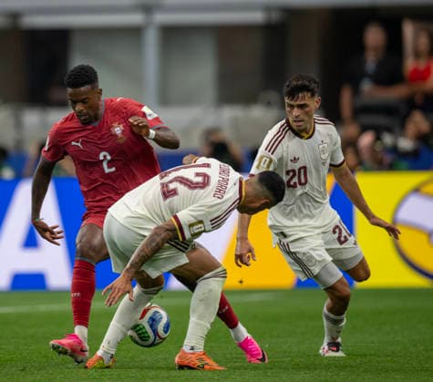 July 6, 2026, Arlington, Texas, USA: Portugal player 2 Def NELSON SEMEDO fighting for the ball against Spain players 12 Def PEDRO PORRO and 20 Mid PEDRI Arlington USA - ZUMAm147 20260706_zap_m147_037 Copyright: xHossxMcBainx