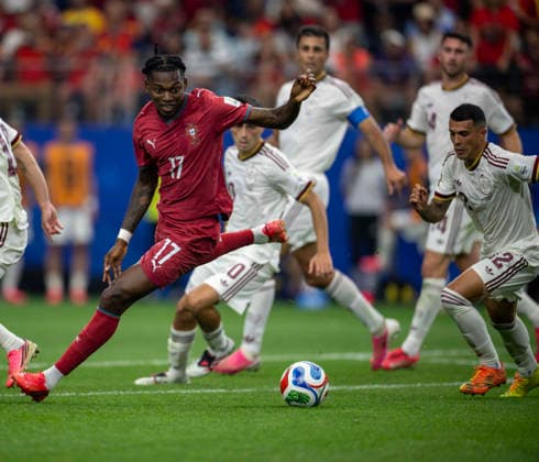 July 6, 2026, Arlington, Texas, USA: Portugal player 17 Fwd RAFAEL LEAO going for the ball against Spain player 12 Def PEDRO PORRO Arlington USA - ZUMAm147 20260706_zap_m147_040 Copyright: xHossxMcBainx