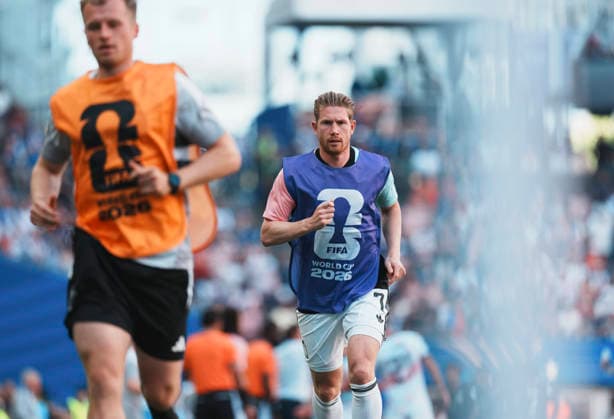 (260707) -- SEATTLE, July 7, 2026 -- Kevin De Bruyne (R) of Belgium warms up before the round of 16 match between the United States and Belgium at the 2026 FIFA World Cup, WM, Weltmeisterschaft, Fussball at Seattle Stadium in Seattle, the United States, July 6, 2026. ) (SP)U.S.-SEATTLE-FOOTBALL-FIFA WORLD CUP-ROUND OF 16-USA VS BEL XuxChang 