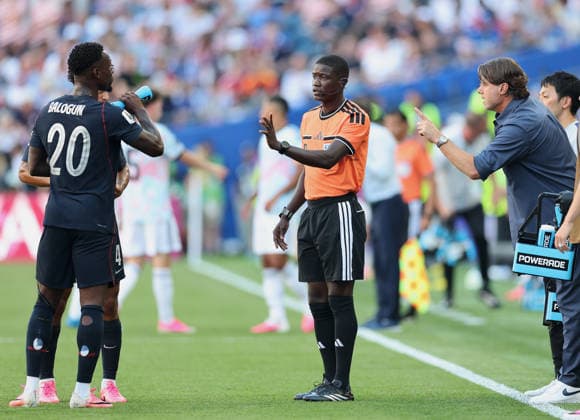 (260707) -- SEATTLE, July 7, 2026 -- Folarin Balogun (L) and Mauricio Pochettino, head coach of the United States, talk with a referee during the round of 16 match between the United States and Belgium at the 2026 FIFA World Cup, WM, Weltmeisterschaft, Fussball at Seattle Stadium in Seattle, the United States, July 6, 2026. ) (SP)U.S.-SEATTLE-FOOTBALL-FIFA WORLD CUP-ROUND OF 16-USA VS BEL CaoxCan 