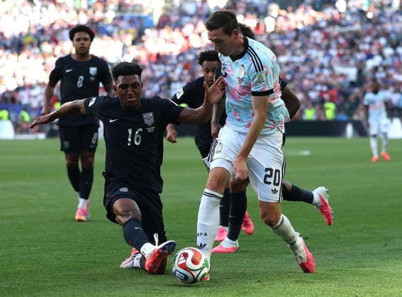 (260707) -- SEATTLE, July 7, 2026 -- Hans Vanaken (R, front) of Belgium vies with Alex Freeman (L, front) of the United States during the round of 16 match between the United States and Belgium at the 2026 FIFA World Cup, WM, Weltmeisterschaft, Fussball at Seattle Stadium in Seattle, the United States, July 6, 2026. ) (SP)U.S.-SEATTLE-FOOTBALL-FIFA WORLD CUP-ROUND OF 16-USA VS BEL CaoxCan 