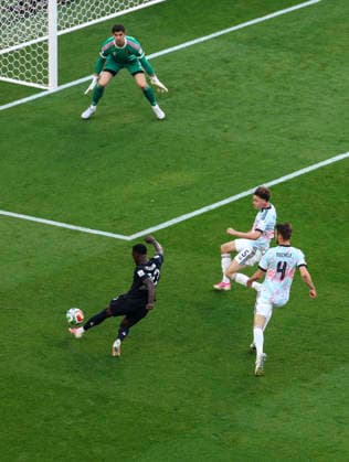 (260707) -- SEATTLE, July 7, 2026 -- Folarin Balogun (L, bottom) of the United States takes a shot during the round of 16 match between the United States and Belgium at the 2026 FIFA World Cup, WM, Weltmeisterschaft, Fussball at Seattle Stadium in Seattle, the United States, July 6, 2026. Xu Chang) (SP)U.S.-SEATTLE-FOOTBALL-FIFA WORLD CUP-ROUND OF 16-USA VS BEL BaixXuefei 