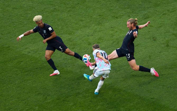 (260707) -- SEATTLE, July 7, 2026 -- Antonee Robinson (L) and Tim Ream (R) of the United States defend against Leandro Trossard of Belgium during the round of 16 match between the United States and Belgium at the 2026 FIFA World Cup, WM, Weltmeisterschaft, Fussball at Seattle Stadium in Seattle, the United States, July 6, 2026. Xu Chang) (SP)U.S.-SEATTLE-FOOTBALL-FIFA WORLD CUP-ROUND OF 16-USA VS BEL BaixXuefei 