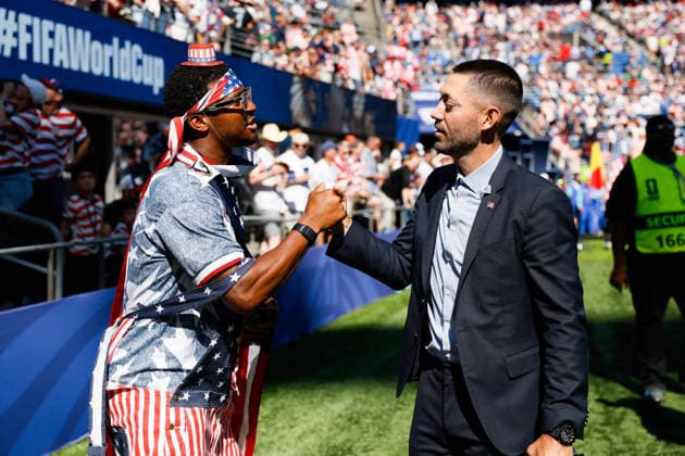 SEATTLE, WA - JULY 06: Former USA forward Clint Dempsey and NFL, American Football Herren, USA player Jameis Winston shake hands before the FIFA World Cup, WM, Weltmeisterschaft, Fussball 2026 Round of 16 match between the USA and Belgium on July 6, 2026 at Seattle Stadium in Seattle, Washington. (Photo by Henry Rodenburg Icon Sportswire) SOCCER: JUL 06 FIFA World Cup 26 Round of 16 - USA vs Belgium EDITORIAL USE ONLY Icon260706010