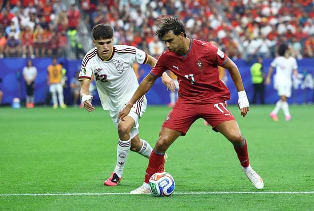 Joao Felix of Portugal and Pau Cubarsi of Spain Portugal v Spain 2026 FIFA World Cup, WM, Weltmeisterschaft, Fussball Round of 16, Football, Dallas Stadium, Arlington, Texas, USA - 06 Jul 2026Arlington Dallas Stadium Texas (TX) United States of America  Copyright: xMichaelxZemanek Shutterstockx 16980007dj