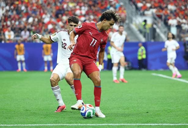 Joao Felix of Portugal and Pau Cubarsi of Spain Portugal v Spain 2026 FIFA World Cup, WM, Weltmeisterschaft, Fussball Round of 16, Football, Dallas Stadium, Arlington, Texas, USA - 06 Jul 2026Arlington Dallas Stadium Texas (TX) United States of America  Copyright: xMichaelxZemanek Shutterstockx 16980007dk