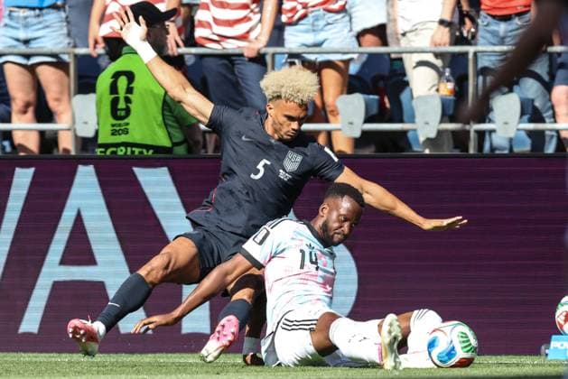US Antonee Robinson and Belgium s Dodi Lukebakio fight for the ball during a soccer game between the USA and Belgian national team, Nationalteam Red Devils, on Monday 06 July 2026, at the Seattle Field, in Seattle, a 1 8 finals game in the FIFA World Cup, WM, Weltmeisterschaft, Fussball 2026. BRUNOxFAHY  x180557435x