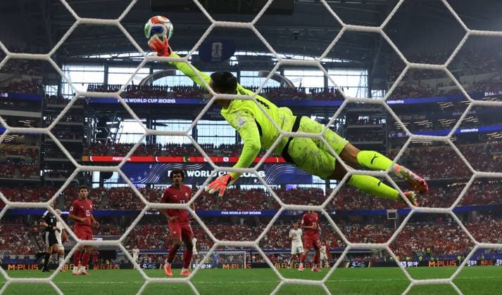 Diogo Costa of Portugal makes a diving save Portugal v Spain 2026 FIFA World Cup, WM, Weltmeisterschaft, Fussball Round of 16, Football, Dallas Stadium, Arlington, Texas, USA - 06 Jul 2026Arlington Dallas Stadium Texas (TX) United States of America  Copyright: xMichaelxZemanek Shutterstockx 16980007dv