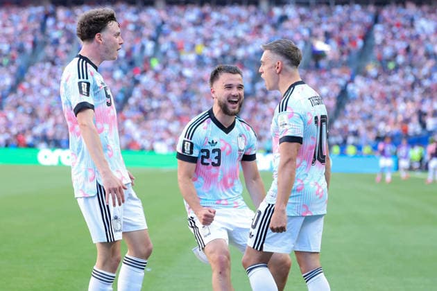 July 6, 2026, Seattle, Washington, US: Belgium midfielder Nicolas Raskin (23) and Belgium forward Leandro Trossard (10) and Belgium defender Maxim de Cuyper (5) celebrate a goal in the first half game USA national team, Nationalteam vs Belgium National Team for the FIFA World Cup, WM, Weltmeisterschaft, Fussball round of 16 match, at Seattle Stadium. Seattle US - ZUMAl181 20260706_zsp_l181_006 Copyright: xMelissaxLevinx