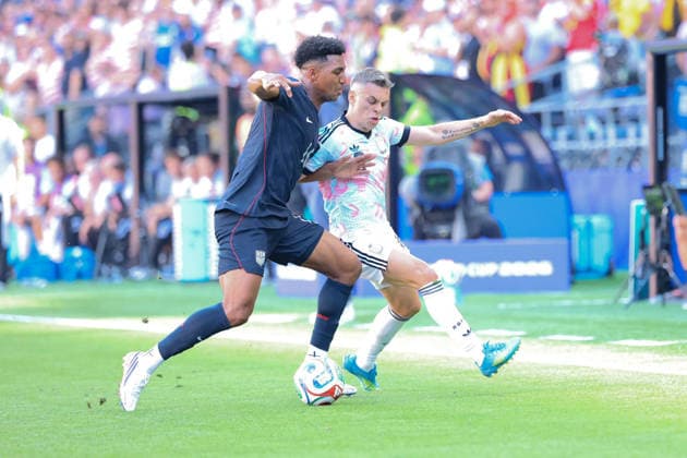July 6, 2026, Seattle, Washington, US: United States of America defender Alex Freeman (16) and Belgium forward Leandro Trossard (10) fight for ball in the first half game US national team, Nationalteam vs Belgium National Team for the FIFA World Cup, WM, Weltmeisterschaft, Fussball round of 16 match, at Seattle Stadium. USA National Team Vs Belgium National Team  - ZUMAl181 20260706_zsp_l181_044 Copyright: xMelissaxLevinx