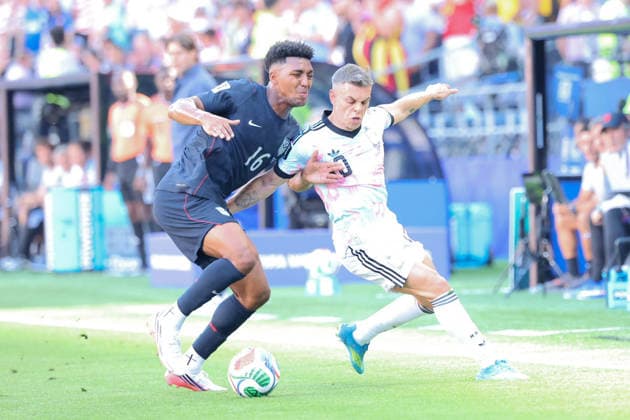 July 6, 2026, Seattle, Washington, US: United States of America defender Alex Freeman (16) and Belgium forward Leandro Trossard (10) fight for ball in the first half game US national team, Nationalteam vs Belgium National Team for the FIFA World Cup, WM, Weltmeisterschaft, Fussball round of 16 match, at Seattle Stadium. USA National Team Vs Belgium National Team  - ZUMAl181 20260706_zsp_l181_056 Copyright: xMelissaxLevinx