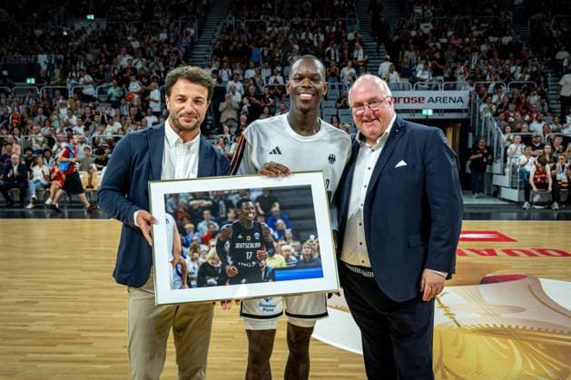 Basketball Bamberg 06.07.2026.2026 FIBA World Cup Qualifier Qualifikation zur Weltmeisterschaft 2027 Deutschland (GER) - Zypern (CYP) Ehrung Dennis Schröder Schroeder (Deutschland, No.17) Schröder Schroder Ingo Weiss re Mithat Demirel li. *** Basketball Bamberg July 6, 2026 2026 FIBA World Cup Qualifier Qualification for the 2027 World Cup Germany GER Cyprus CYP Tribute to Dennis Schröder Schroeder Germany, No. 17 Schröder Schroder Ingo Weiss (right) Mithat Demirel (left)