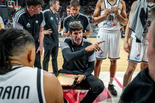 Basketball Bamberg 06.07.2026.2026 FIBA World Cup Qualifier Qualifikation zur Weltmeisterschaft 2027 Deutschland (GER) - Zypern (CYP) Alex Mumbru (Deutschland, Bundestrainer) Auszeit *** Basketball Bamberg July 6, 2026 2026 FIBA World Cup Qualifier Qualification for the 2027 World Cup Germany GER Cyprus CYP Alex Mumbru Germany, National Team Coach Timeout