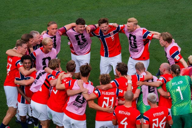 FIFA Fussball Weltmeisterschaft 2026, Achtelfinale, Brasilien vs. Norwegen, 05.07.2026, New Jersey Stadion Norwegen feiert als Mannschaft am Mittelkreis Orjan Nyland Kristoffer Ajer David Wolfe Patrick Berg Alexander Sorloth Sander Berge Erling Haaland Martin Odegaard *** 2026 FIFA World Cup, Round of 16, Brazil vs. Norway, July 5, 2026, New Jersey Stadium: The Norwegian team celebrates as a group at the center circle—Orjan Nyland, Kristoffer Ajer, David Wolfe, Patrick Berg, Alexander Sorloth, Sander Berge, Erling Haaland, Martin Odegaard Copyright: xBahhoxKarax