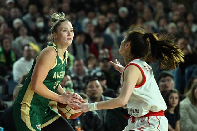 BASKETBALL WOMEN AUSTRALIA CHINA, Amy Atwell of Australia (left) in action during the women™s international basketball match between the Australian Opals and China at John Cain Arena in Melbourne, Tuesday, July 7, 2026. ( NO ARCHIVING, EDITORIAL USE ONLY MELBOURNE VICTORIA AUSTRALIA  Copyright: xJAMESxROSSx 20260707144026328180