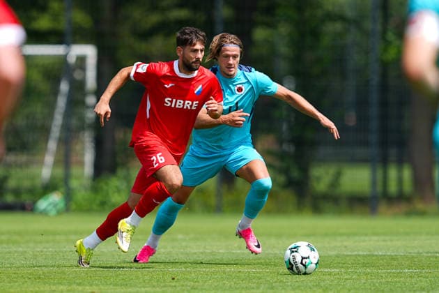 07.07.2026, xydrx, Fußball, Testspiel, FC Viktoria Köln - TSV Steinbach Haiger, Saison 2026 2027, Sportplatz Pohlstadtsweg: Deniz Bindemann (TSV Steinbach Haiger, 26) im Zweikampf gegen Tobias Eisenhuth (FC Viktoria Köln, 6) DFB regulations prohibit any use of photographs as image sequences and or quasi-video. *** July 7, 2026, xydrx, soccer, friendly match, FC Viktoria Köln vs. TSV Steinbach Haiger, 2026–2027 season, Pohlstadtsweg Sports Field, Deniz Bindemann (TSV Steinbach Haiger), age 26, in a tackle against Tobias Eisenhuth (FC Viktoria Köln), 6. DFB regulations prohibit any use of photographs as image sequences and or quasi-video. Copyright: HMBxMedia YannisxDreimann