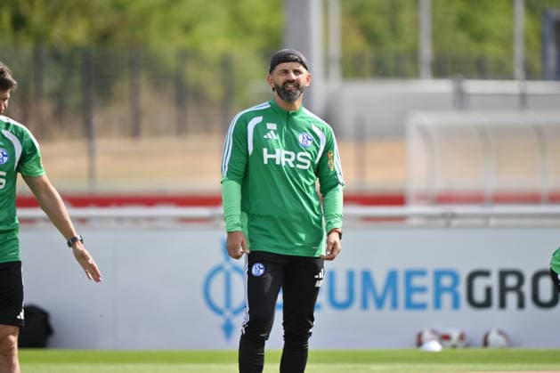 Trainer Miron Muslic (FC Schalke 04) 07.07.2026, Fussball 1. Bundesliga, Saison 2026 2027, Training FC Schalke 04 Gelsenkirchen Trainingsgelände Nordrhein Westfalen Deutschland *** Coach Miron Muslic, FC Schalke 04, July 7, 2026; Soccer, Bundesliga 1; 2026–2027 season; FC Schalke 04 training session in Gelsenkirchen; training facility in North Rhine-Westphalia, Germany Team2