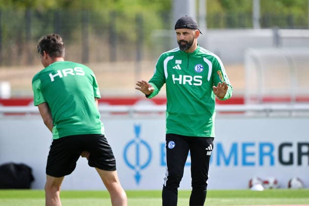 Trainer Miron Muslic (FC Schalke 04) 07.07.2026, Fussball 1. Bundesliga, Saison 2026 2027, Training FC Schalke 04 Gelsenkirchen Trainingsgelände Nordrhein Westfalen Deutschland *** Coach Miron Muslic, FC Schalke 04, July 7, 2026; Soccer, Bundesliga 1; 2026–2027 season; FC Schalke 04 training session in Gelsenkirchen; training facility in North Rhine-Westphalia, Germany Team2