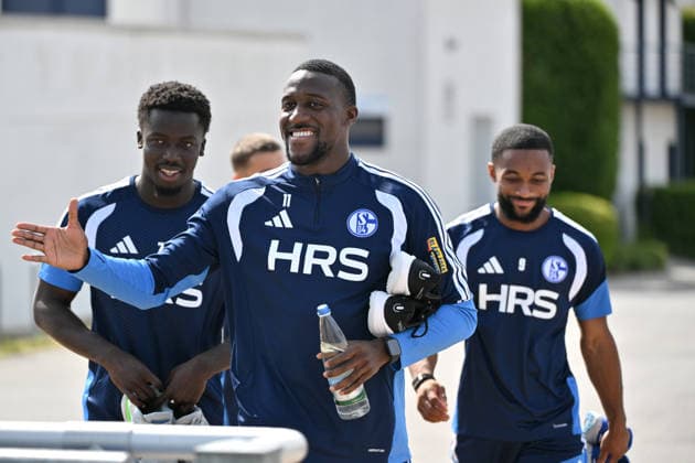 Moussa Sylla (FC Schalke 04), Bryan Lasme (FC Schalke 04), Christian Gomis (FC Schalke 04), v.re. 07.07.2026, Fussball 1. Bundesliga, Saison 2026 2027, Training FC Schalke 04 Gelsenkirchen Trainingsgelände Nordrhein Westfalen Deutschland *** Moussa Sylla, FC Schalke 04; Bryan Lasme, FC Schalke 04; Christian Gomis, FC Schalke 04; July 7, 2026, Soccer, Bundesliga 1, 2026–2027 season, FC Schalke 04 training session in Gelsenkirchen, training facility in North Rhine-Westphalia, Germany Team2