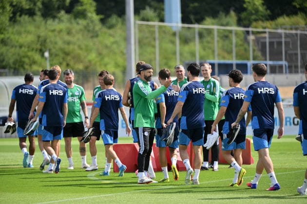 Trainer Miron Muslic (FC Schalke 04), mi., begrüsst seine Spieler 07.07.2026, Fussball 1. Bundesliga, Saison 2026 2027, Training FC Schalke 04 Gelsenkirchen Trainingsgelände Nordrhein Westfalen Deutschland *** FC Schalke 04 coach Miron Muslic greets his players on July 7, 2026; soccer, Bundesliga 1, 2026–2027 season; FC Schalke 04 training session at the Gelsenkirchen training facility in North Rhine-Westphalia, Germany Team2