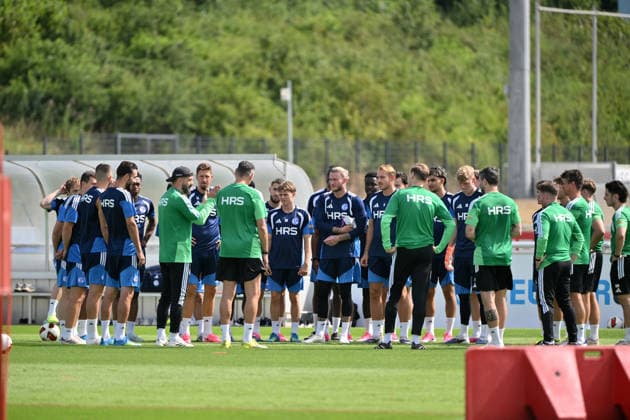 Trainer Miron Muslic (FC Schalke 04), li., mit seinen Spielern 07.07.2026, Fussball 1. Bundesliga, Saison 2026 2027, Training FC Schalke 04 Gelsenkirchen Trainingsgelände Nordrhein Westfalen Deutschland *** FC Schalke 04 coach Miron Muslic (left) with his players, July 7, 2026; soccer, Bundesliga 1, 2026–2027 season; FC Schalke 04 training session at the Gelsenkirchen training facility in North Rhine-Westphalia, Germany Team2