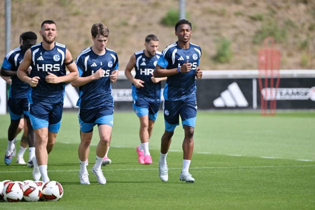 Junior Adamu (FC Schalke 04), Dylan Leonard (FC Schalke 04), Hasan Kurucay (FC Schalke 04), v.re. 07.07.2026, Fussball 1. Bundesliga, Saison 2026 2027, Training FC Schalke 04 Gelsenkirchen Trainingsgelände Nordrhein Westfalen Deutschland *** Junior Adamu, FC Schalke 04; Dylan Leonard, FC Schalke 04; Hasan Kurucay, FC Schalke 04; July 7, 2026, Soccer, Bundesliga 1, 2026–2027 season, FC Schalke 04 training session in Gelsenkirchen, North Rhine-Westphalia, Germany Team2