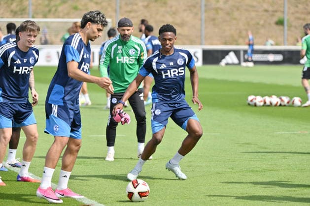 Junior Adamu (FC Schalke 04), Trainer Miron Muslic (FC Schalke 04), Mertcan Ayhan (Schalke 04), v.re. 07.07.2026, Fussball 1. Bundesliga, Saison 2026 2027, Training FC Schalke 04 Gelsenkirchen Trainingsgelände Nordrhein Westfalen Deutschland *** Junior Adamu, FC Schalke 04; Coach Miron Muslic, FC Schalke 04; Mertcan Ayhan, Schalke 04; July 7, 2026, Soccer, Bundesliga 1, 2026–2027 season, FC Schalke 04 training session in Gelsenkirchen, North Rhine-Westphalia, Germany Team2