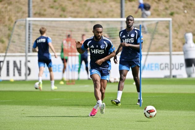 Moussa Sylla (FC Schalke 04), Bryan Lasme (FC Schalke 04), v.li. 07.07.2026, Fussball 1. Bundesliga, Saison 2026 2027, Training FC Schalke 04 Gelsenkirchen Trainingsgelände Nordrhein Westfalen Deutschland *** Moussa Sylla, FC Schalke 04; Bryan Lasme, FC Schalke 04; from left, July 7, 2026; Soccer, Bundesliga 1; 2026–2027 season; FC Schalke 04 training session in Gelsenkirchen; training facility in North Rhine-Westphalia, Germany Team2