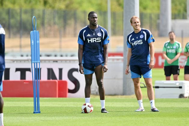Bryan Lasme (FC Schalke 04), Timo Becker (FC Schalke 04), v.li. 07.07.2026, Fussball 1. Bundesliga, Saison 2026 2027, Training FC Schalke 04 Gelsenkirchen Trainingsgelände Nordrhein Westfalen Deutschland *** Bryan Lasme, FC Schalke 04; Timo Becker, FC Schalke 04; from left, July 7, 2026; Soccer, Bundesliga 1; 2026–2027 season; FC Schalke 04 training session in Gelsenkirchen; training facility in North Rhine-Westphalia, Germany Team2