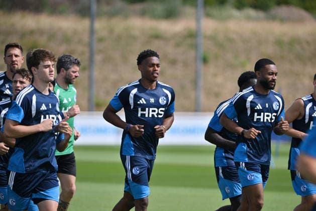 Junior Adamu (FC Schalke 04), mi. 07.07.2026, Fussball 1. Bundesliga, Saison 2026 2027, Training FC Schalke 04 Gelsenkirchen Trainingsgelände Nordrhein Westfalen Deutschland *** Junior Adamu, FC Schalke 04, Wed, July 7, 2026, Soccer, Bundesliga 1, 2026–2027 Season, FC Schalke 04 Training Session, Gelsenkirchen, Training Facility, North Rhine-Westphalia, Germany Team2