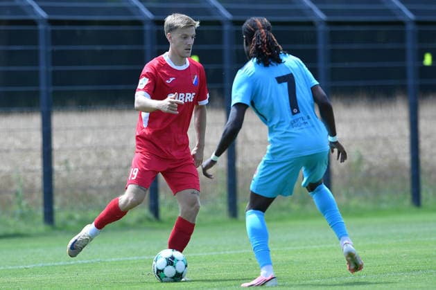 Fußball Testspiel FC Viktoria Köln - TSV Steinbach Haiger am 07.07.2026 auf der Sportanlage Pohlstadtsweg in Köln Tim Kircher ( Steinbach ), links - Yannick Tonye ( Köln ), rechts *** Soccer Friendly Match: FC Viktoria Köln vs. TSV Steinbach Haiger on July 7, 2026, at the Pohlstadtsweg Sports Complex in Cologne. Tim Kircher (Steinbach), left; Yannick Tonye (Cologne), right xRx