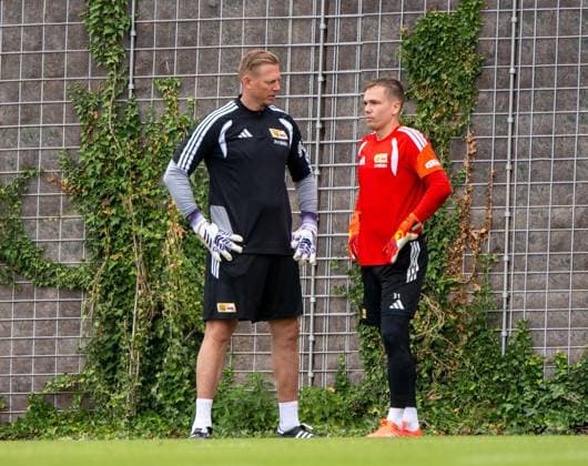 Fußball, Herren, Saison 2026 2027, 1. Bundesliga, 1. FC Union Berlin, Training auf Trainingsplatz II, v. l. Torwarttrainer Marcel Höttecke (1. FC Union), Torwart Matheo Raab (1. FC Union Berlin), 07.07. 2026, *** Soccer, Men s, 2026–2027 Season, Bundesliga 1, 1. FC Union Berlin, Training on Training Field II, from left: Goalkeeper Coach Marcel Höttecke (1. FC Union Berlin), Goalkeeper Matheo Raab (1. FC Union Berlin), July 7, 2026, Copyright: xMatthiasxKochx