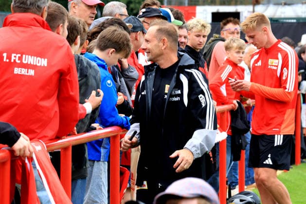 DEU, DFL, 1. FBL, 1.FC Union, Training, 07.07.2026, Stadion Alte Foersterei, Berlin, DEU, DFL, 1. FBL, 1.FC Union, Training, Unioner-Spieler bei den 1.FC Union-Fans, Cheftrainer Mauro Lustrinelli (1.FC Union Berlin), Zeno Van Den Bosch (1.FC Union Berlin 4) DFL - regulations prohibit any use of Photographs as image sequences and or quasi-video *** DEU, DFL, 1 FBL, 1 FC Union, Training, July 7, 2026, Alte Foersterei Stadium, Berlin, DEU, DFL, 1 FBL, 1 FC Union, Training, 1 FC Union players with 1 FC Union fans, Head Coach Mauro Lustrinelli of 1 FC Union Berlin, Zeno Van Den Bosch of 1 FC Union Berlin. 4 DFL regulations prohibit any use of photographs as image sequences and or quasi-video Nordphotox xEngler nph00076