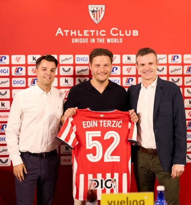 New Athletic Club head coach Edin Terzic Edin Terzic holding an Athletic Club jersey with his name and the number 52, which he received for being the 52nd manager in the history of the club during his presentation at San Mames on July 7, 2026, in Bilbao, Spain. Bilbao San Mames Basque Country Spain 0010_RLPrsETATH2K26__L1_9384 Copyright: xRicardoxLarreinax
