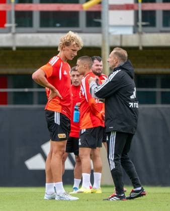 Fußball, Herren, Saison 2026 2027, 1. Bundesliga, 1. FC Union Berlin, Training auf Trainingsplatz II, v. l. Leopold Querfeld (1. FC Union Berlin), Trainer Mauro Lustrinelli (1. FC Union Berlin), 07.07. 2026, *** Soccer, Men s, 2026–2027 Season, Bundesliga 1, 1. FC Union Berlin, Training on Training Field II, from left: Leopold Querfeld (1. FC Union Berlin), Coach Mauro Lustrinelli (1. FC Union Berlin), July 7, 2026, Copyright: xMatthiasxKochx