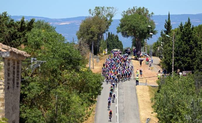 The pack of riders pictured in action during stage 4 of the 2026 Tour de France cycling race, a stage of 181,9km from Carcassonne to Foix, on Tuesday 07 July 2026. The 113th edition of the Tour de France starts on Saturday 4 July in Barcelona, Spain, and will finish in Paris, France on the 26th of July. DAVIDxPINTENS  x180605999x