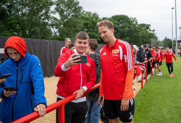 Fußball, Herren, Saison 2026 2027, 1. Bundesliga, 1. FC Union Berlin, Training auf Trainingsplatz II, Marvin Friedrich (1. FC Union) und Fans, 07.07. 2026, *** Soccer, Men s, 2026–2027 Season, Bundesliga 1, 1. FC Union Berlin, Practice on Training Field II, Marvin Friedrich, 1. FC Union, and Fans, July 7, 2026, Copyright: xMatthiasxKochx