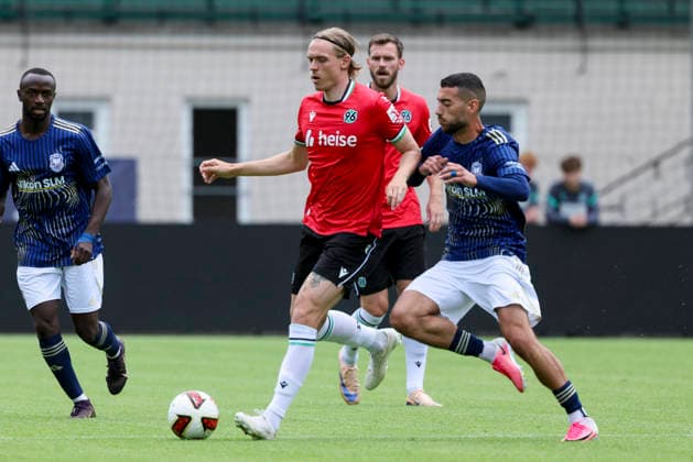 Stefan Teitur Thordarson (Hannover 96) und Miguel Fernandes (1. FC Phoenix Luebeck) kaempfen um den Ball, Friendly match, Hannover 96 v 1. FC Phoenix Luebeck, Eilenriedestadion am 07. July 2026 in Hannover, Deutschland. (Foto von Marco Steinbrenner DeFodi Images) Stefan Teitur Thordarson (Hannover 96) und Miguel Fernandes (1. FC Phoenix Luebeck) battle for the ball, Friendly match, Hannover 96 v 1. FC Phoenix Luebeck, , July 7, 2026 in Hanover, Germany. (Photo by Marco Steinbrenner DeFodi Images) - *** Stefan Teitur Thordarson of Hannover 96 and Miguel Fernandes of 1 FC Phoenix Lübeck battle for the ball, Friendly match, Hannover 96 vs. 1 FC Phoenix Lübeck, Eilenriedestadion on July 7, 2026, in Hannover, Germany Photo by Marco Steinbrenner, DeFodi Images Stefan Teitur Thordarson of Hannover 96 and Miguel Fernandes of 1 FC Phoenix Lübeck battle for the ball, Friendly match, Hannover 96 vs. 1 FC Phoenix Lübeck, , July 7, 2026, in Hanover, Germany. Photo by Marco Steinbrenner, DeFodi Images