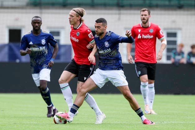 Stefan Teitur Thordarson (Hannover 96) und Miguel Fernandes (1. FC Phoenix Luebeck) kaempfen um den Ball, Friendly match, Hannover 96 v 1. FC Phoenix Luebeck, Eilenriedestadion am 07. July 2026 in Hannover, Deutschland. (Foto von Marco Steinbrenner DeFodi Images) Stefan Teitur Thordarson (Hannover 96) und Miguel Fernandes (1. FC Phoenix Luebeck) battle for the ball, Friendly match, Hannover 96 v 1. FC Phoenix Luebeck, , July 7, 2026 in Hanover, Germany. (Photo by Marco Steinbrenner DeFodi Images) - *** Stefan Teitur Thordarson of Hannover 96 and Miguel Fernandes of 1 FC Phoenix Lübeck battle for the ball, Friendly match, Hannover 96 vs. 1 FC Phoenix Lübeck, Eilenriedestadion on July 7, 2026, in Hannover, Germany Photo by Marco Steinbrenner, DeFodi Images Stefan Teitur Thordarson of Hannover 96 and Miguel Fernandes of 1 FC Phoenix Lübeck battle for the ball, Friendly match, Hannover 96 vs. 1 FC Phoenix Lübeck, , July 7, 2026, in Hanover, Germany. Photo by Marco Steinbrenner, DeFodi Images